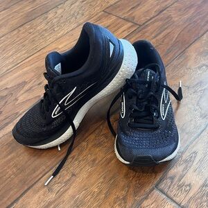 Brooks Glycerin tennis shoes. Size 8. Like new